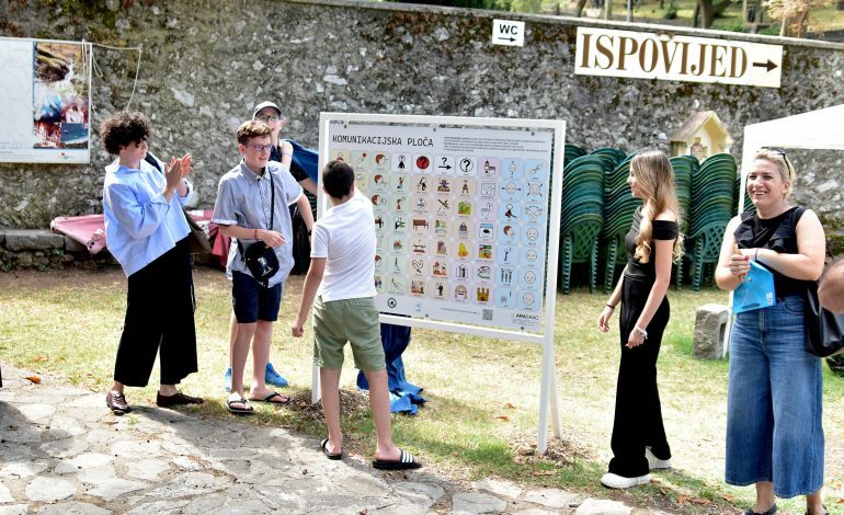 Komunikacijska ploča pred trsatskom bazilikom / Foto RIJEČKA NADBISKUPIJA