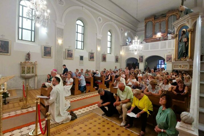 Nadbiskup Mate Uzinić klečeći predvodio posvetnu molitvu / Foto RIJEčKA NADBISKUPIJA