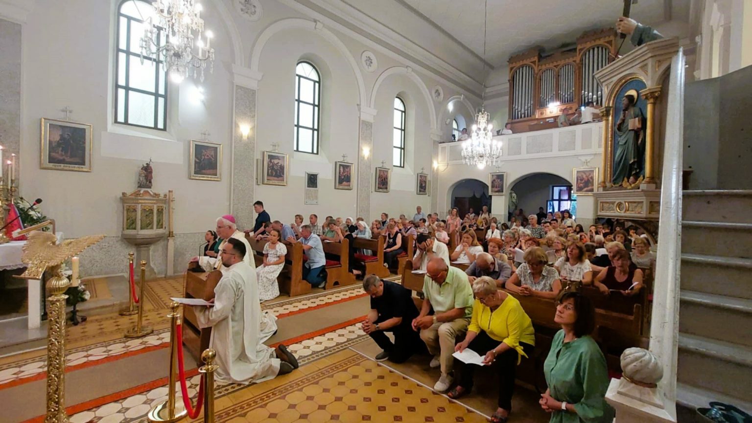 Nadbiskup Mate Uzinić klečeći predvodio posvetnu molitvu / Foto RIJEčKA NADBISKUPIJA