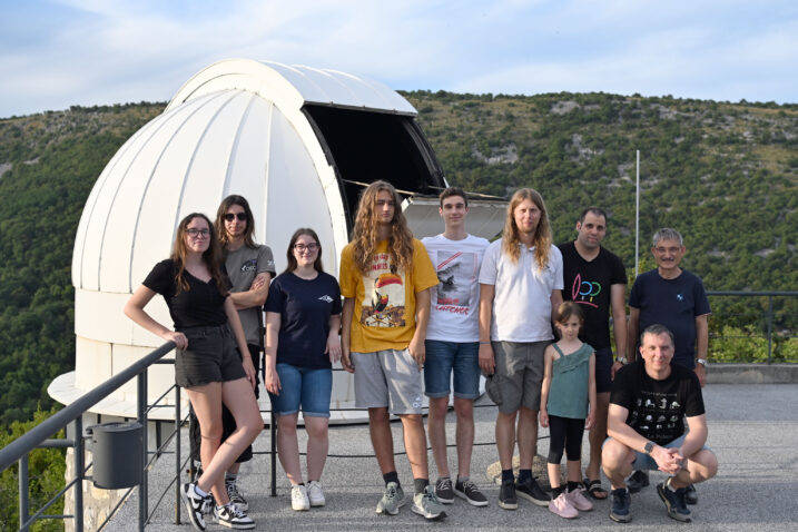 Čuvari riječkog neba - Helena Marušić, Krešimir Bravić, Luna Perović, Dan Roviš, Dino Gržinić, Petar Jelača i njegova kći, Lovro Pavletić, Elio Janko i Tomislav Jurkić (čuči) u Astronomskom centru / Foto Vedran KARUZA