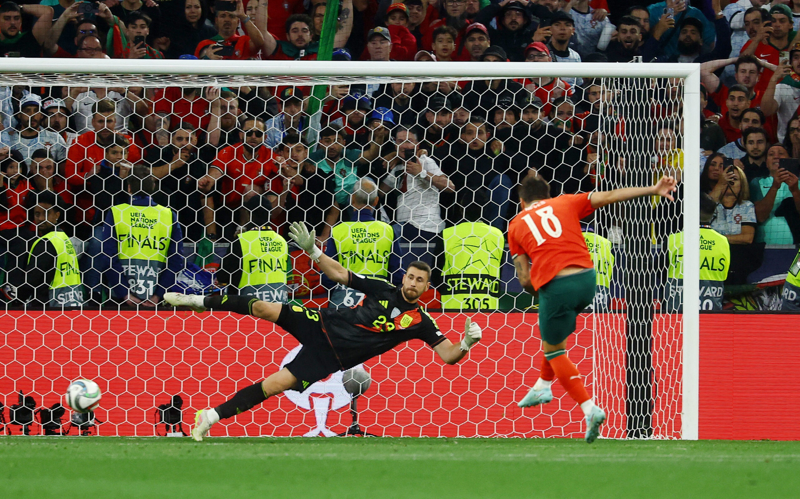 Ruben Neves zabija posljednji penal/Foto REUTERS