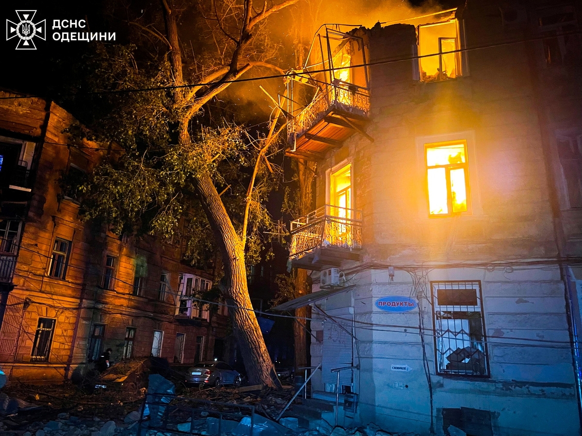 Posljedica ruskog zračnog udara na grad Odesu / Foto Press service of the State Emergency Service of Ukraine in Odesa region/Handout via REUTERS