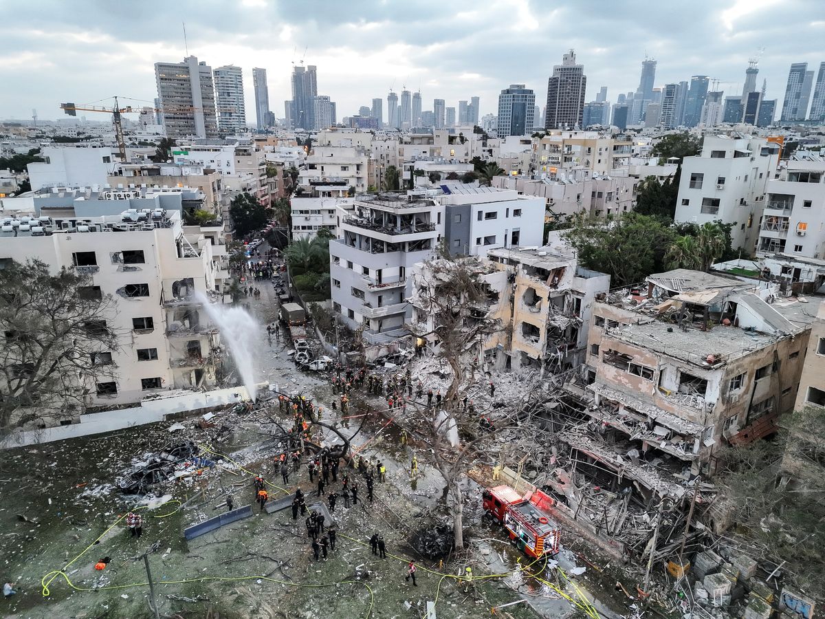 Jutrošnje posljedice iranskih napada balističkim raketama na Tel Aviv / Foto REUTERS/Moshe Mizrahi