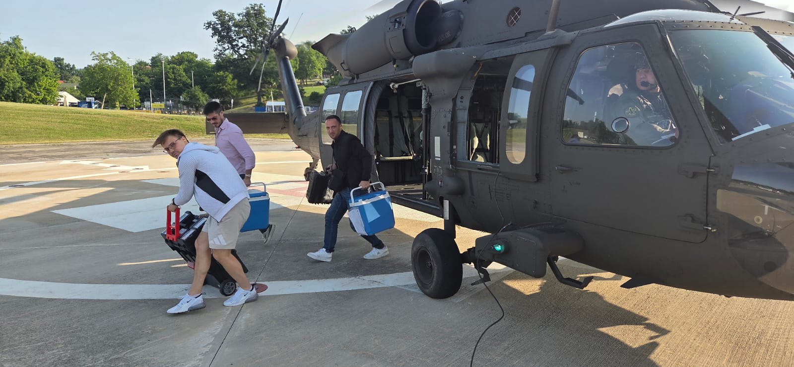 HRZ helikopterom Black Hawk prevezao medicinski tim sa srcem HRZ helikopterom Black Hawk prevezao medicinski tim sa srcem / Foto HRZ