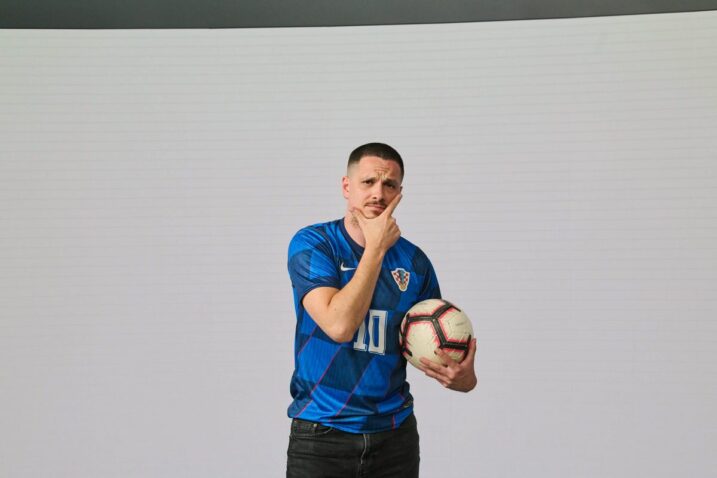 Ivan Forjan / Foto Nova TV O raspletu Lige nacija čije je utakmice komentirao u programu Nove TV, o velikim pobjedama Hrvatske u uvodnim utakmicama kvalifikacija te o svome dugogodišnjem radu na televiziji koja slavi četvrt stoljeća, na stranicama televizijskog priloga razgovaramo s Ivanom Forjanom. Ivane, nedavno ste u programu Nove TV komentirali utakmice „Final foura“ Lige nacija. Za početak, dojam da se ta Liga nacija ustalila kao dobro rješenje i kao da je sve manje skeptika koji osporavaju to natjecanje? Upravo tako, na ovogodišnjem Final Fouru Lige nacija vidjeli smo kako je natjecanje u potpunosti zaživjelo. Mislim da je takav slučaj bio i prije dvije godine, kada su Vatreni igrali finale protiv Španjolske, a ove godine pratili smo dva sjajna polufinala, od kojih je ono Španjolske i Francuske ponudilo pravi spektakl. Alternativa Ligi nacija su u pravilu nezanimljive i nekompetitivne prijateljske utakmice, a Liga nacija nudi taj natjecateljski element. Najbolje se to ocrtalo i u gledanosti utakmica koje smo prenosili u programu Nove TV – dosegnule su više od 1,2 milijuna ljudi, a kompletan nogometni tjedan, uključujući dvoboje naše reprezentacije protiv Gibraltara i Češke, više od 2 milijuna ljudi. Svojim komentarom pratili ste obje polufinalne utakmice te borbu za broncu. S kakvim ste očekivanjima dočekali susrete, što ste očekivali od utakmica i jeste li iznenađeni raspletima polufinala i utakmica za medalju? Očekivao sam sjajan nogomet prije svega, što se i ostvarilo. Prednost u prvom polufinalu osobno sam dao Njemačkoj, zbog toga što je domaćin. No nakon zabijenog gola prestali su igrati, a Roberto Martinez znalački je pogodio zamjenama i okrenuo utakmicu u korist Portugala. Drugo polufinale zaista je ponudilo ono najbolje od nogometa i ne mogu reći da sam iznenađen pobjedom Španjolaca. U momčadi imaju fantastične pojedince poput Yamala i Williamsa, sjajno su vođeni i zasluženo su dobili Francuze. S druge strane, Francuska je u utakmici za treće mjesto ponovno pokazala koliko širok roster ima i mislim da će, upravo iz tog razloga, biti jedan od glavnih favorita na Mundijalu u Sjevernoj Americi iduće godine. Istovremeno sa završnicom Lige nacije, tih smo dana u programu Nove TV pratili hrvatsku reprezentaciju. Kako opisujete igru Hrvatske u prve dvije utakmice, posebice u dvoboju s Češkom? U pomlađenoj reprezentaciji, seniori su obavili veći dio posla u ključnom dvoboju. Na pravi način startali smo s kvalifikacijama za Svjetsko prvenstvo, a kada u dvije utakmice zabiješ 12 golova, teško je ne biti zadovoljan i optimističan po pitanju svega što slijedi Vatrenima. Pratio sam i reprezentaciju na pripremama u Rijeci i baš sam s kolegama novinarima komentirao kako se vidi jedna dobra energija i spremnost da se u kvalifikacije krene s dvije pobjede. Tako je i bilo, Vatreni su opravdali ulogu prvog favorita skupine i lako se obračunali s Gibraltarom i Češkom. Da, vukli su nas senatori, predvođeni Lukom Modrićem i briljantnim Ivanom Perišićem, koji je po tko zna koji put pokazao da je prava „mašina“. Posebno se to vidjelo u ogledu s Češkom, u kojem je „pojeo“ jednog Vladimira Coufala, respektabilnog braniča s gotovo 150 nastupa u engleskoj Premier ligi. U nastavku kvalifikacija Hrvatsku čekaju susreti sa protivnicima koji nisu prvi pa ni drugi razred europskog nogometa. Kakvu postavu Hrvatske i koje nove igrače želite vidjeti u ostatku kvalifikacija? Prije svega nadam se da će priliku napokon dobiti Toni Fruk, koji je trebao debitirati još u četvrtfinalu Lige nacija protiv Francuske, no igrom slučaja, ipak nije ušao u igru krajem dvoboja. Nažalost, na ovo reprezentativno okupljanje stigao je ozlijeđen i ponovno propustio debi. Ako sve bude u redu, nadam se da ćemo ga u reprezentativnom dresu napokon vidjeti u rujnu protiv Farskih otoka. Također, kroz ove kvalifikacije trebao bi se u potpunosti etablirati Franjo Ivanović, iza kojeg je sjajna sezona, a prilike će vjerojatno biti i za našeg dragulja Luku Vuškovića. Nova TV posljednjih tjedana obilježava 25 godina postojanja. Na televiziji radite već 14 godina, stoga kako opisujete radni vijek na televiziji? Što biste istaknuli kao najvrjedniju pojedinost rada na televiziji? Na Novu TV stigao sam na četvrtoj godini fakulteta i kao student počeo raditi u informativnom programu. Prošao sam kompletan razvojni put, od dežurnog novinara do reportera i upravo na tom putu stekao sve vještine i znanja koja su mi danas potrebna u obavljanju svakodnevnog posla. Rad na televiziji je dinamičan, stresan, iziskuje brzu prilagodbu na novonastale situacije i karakteriziraju ga svakodnevni rokovi. S druge strane, za mene je to najzanimljiviji i najuzbudljiviji posao kojeg sam oduvijek htio raditi, budući da volim biti u pokretu, na terenu i svakodnevno okružen zanimljivim pričama i ljudima. Od malih nogu zaljubljen sam u sport, za što je zaslužan moj djed koji me vodio na brojne utakmice i uz kojeg sam počeo pratiti razne sportove. Srećom, praćenje sporta danas mi je i profesija u kojoj uživam. Rad na televiziji pruža vam mogućnost da budete kreativni i u prilogu ili izvještaju se izrazite kroz spoj slike, zvuka, glazbe, grafika i još mnogo toga. Na Novu TV došli ste na nju kao dvadeset-jednogodišnji mladić. Možete li se prisjetiti svojih novinarskih početaka? Kakve ste zadatke obavljali, što vam je bilo najteže, kako vam je tada bilo ući u vrli novi svijet? Na Novu TV stigao sam prije 14 godina, a sjećam se kako mi je urednik na moj prvi radni dan bio prerano preminuli kolega Mislav Bago. Zadužio me da cijeli dan osvježavam internetsku stranicu HAK-a, Hrvatskih cesta, Hrvatskih voda, Sabora i Vlade i da mu prijavljujem ako se što dogodi. Slične zadatke dobivao sam prvih nekoliko mjeseci, „dežurao“ u redakciji, a sjećam se da sam prvi prilog napravio o tome kako se političari snalaze na visokim vrućinama. I tako, malo po malo počneš dobivati sve ozbiljnije priloge i razvijaš se u profesionalnom smislu. Prije otprilike četiri godine prešao sam iz redakcije newsa u redakciju sporta i na taj način ostvario svoju dugogodišnju želju. Tko vam je tijekom dugogodišnjeg rada na televiziji dao najbolji savjet i kako je on glasio? Bilo bi nepravedno izdvajati samo jednu osobu i samo jedan savjet jer ih je zaista bilo mnogo. Kroz karijeru bio sam i jesam okružen zaista sjajnim kolegama, od kojih nastojim upiti znanje i konstantno učiti nešto novo. No, kako sam već spomenuo Mislava Bagu, uvijek se rado sjetim lakoće kojom je znao doprijeti do sugovornika i gotovo svakoga, u bilo kojem trenutku, nagovoriti na izjavu. Nama „klincima“ uvijek je bio spreman pomoći i ta kolegijalnost bila je jedna od njegovih glavnih kvaliteta. Kako se kroz 14 godina mijenjala televizija i vaš skupa s njome? Televizija, kao i svaki medij, doživjela je brojne promjene. Ali, u svojoj suštini, ostala je nepromijenjena i zadržala osnovne postulate rada na njoj. Ipak, informacije su danas sve dostupnije, publika im pristupa sve lakše, pa i mi u Dnevniku moramo ponuditi nešto novo, nešto što još nisu konzumirali tijekom dana. Mislim da je to jedan od najvećih izazova. Ne možemo ne spomenuti domaće prvenstvo. Pratili ste rasplet za titulu i riječku duplu krunu. Imali smo prilike o tome razgovarati na stadionu, ali i poslije na dočeku na Korzu. Kako vas se dojmila šampionska Rijeka i kako opisujete doček na Korzu nakon osvajanja trofeja? Mislim da je Rijeka zasluženo osvojila naslov prvaka i čestitam im na tome. Kroz sezonu su najviše pokazali i na pravi način iskoristili kikseve konkurencije. Doček je bio sjajan, Riječani su pokazali da žive i dišu za svoj grad i svoj klub. Posebno mi je drago zbog mog šogora Brune Gode, koji je uzeo duplu krunu i doživio te prekrasne scene na Korzu. Je li vam se svidio novi format Lige prvaka? Je, mislim da je pružio još više uzbuđenja i još više kompetitivnosti. Na neki način, manji klubovi imaju više prilike za prolazak u play off. Vidjeli smo koliko je blizu tome bio i zagrebački Dinamo. I za kraj, u našem zadnjem intervjuu otprije otprilike godinu dana kazali ste mi da vam je želja napraviti intervju za Zlatanom Ibrahimovićem. Radi li se što po tom pitanju i ako Luka Modrić pređe u Milan hoće li taj intervju možda biti izgledniji (smijeh)? Nažalost, intervju sa Zlatanom još uvijek nije na vidiku, ali, kako i sami kažete - istoga trenutka ga mijenjam za intervju s Lukom u crveno-crnom dresu.