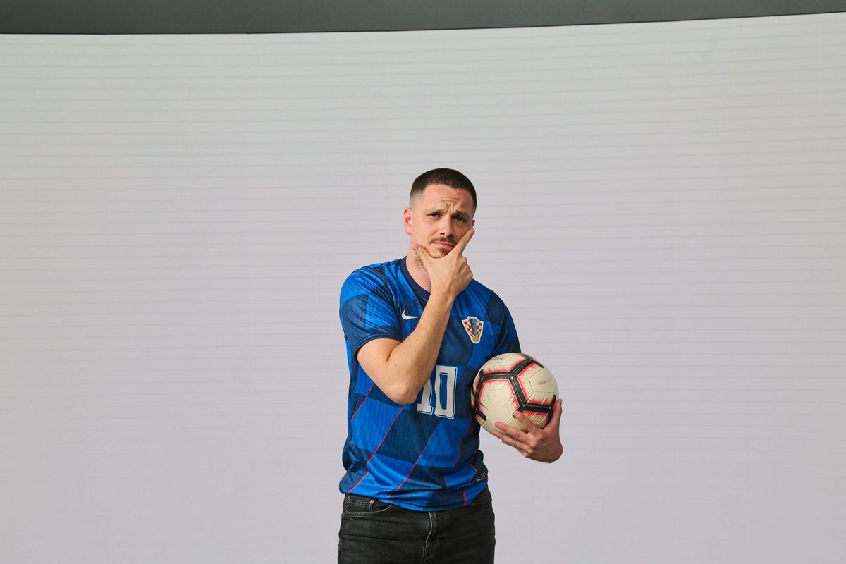 Ivan Forjan / Foto Nova TV O raspletu Lige nacija čije je utakmice komentirao u programu Nove TV, o velikim pobjedama Hrvatske u uvodnim utakmicama kvalifikacija te o svome dugogodišnjem radu na televiziji koja slavi četvrt stoljeća, na stranicama televizijskog priloga razgovaramo s Ivanom Forjanom. Ivane, nedavno ste u programu Nove TV komentirali utakmice „Final foura“ Lige nacija. Za početak, dojam da se ta Liga nacija ustalila kao dobro rješenje i kao da je sve manje skeptika koji osporavaju to natjecanje? Upravo tako, na ovogodišnjem Final Fouru Lige nacija vidjeli smo kako je natjecanje u potpunosti zaživjelo. Mislim da je takav slučaj bio i prije dvije godine, kada su Vatreni igrali finale protiv Španjolske, a ove godine pratili smo dva sjajna polufinala, od kojih je ono Španjolske i Francuske ponudilo pravi spektakl. Alternativa Ligi nacija su u pravilu nezanimljive i nekompetitivne prijateljske utakmice, a Liga nacija nudi taj natjecateljski element. Najbolje se to ocrtalo i u gledanosti utakmica koje smo prenosili u programu Nove TV – dosegnule su više od 1,2 milijuna ljudi, a kompletan nogometni tjedan, uključujući dvoboje naše reprezentacije protiv Gibraltara i Češke, više od 2 milijuna ljudi. Svojim komentarom pratili ste obje polufinalne utakmice te borbu za broncu. S kakvim ste očekivanjima dočekali susrete, što ste očekivali od utakmica i jeste li iznenađeni raspletima polufinala i utakmica za medalju? Očekivao sam sjajan nogomet prije svega, što se i ostvarilo. Prednost u prvom polufinalu osobno sam dao Njemačkoj, zbog toga što je domaćin. No nakon zabijenog gola prestali su igrati, a Roberto Martinez znalački je pogodio zamjenama i okrenuo utakmicu u korist Portugala. Drugo polufinale zaista je ponudilo ono najbolje od nogometa i ne mogu reći da sam iznenađen pobjedom Španjolaca. U momčadi imaju fantastične pojedince poput Yamala i Williamsa, sjajno su vođeni i zasluženo su dobili Francuze. S druge strane, Francuska je u utakmici za treće mjesto ponovno pokazala koliko širok roster ima i mislim da će, upravo iz tog razloga, biti jedan od glavnih favorita na Mundijalu u Sjevernoj Americi iduće godine. Istovremeno sa završnicom Lige nacije, tih smo dana u programu Nove TV pratili hrvatsku reprezentaciju. Kako opisujete igru Hrvatske u prve dvije utakmice, posebice u dvoboju s Češkom? U pomlađenoj reprezentaciji, seniori su obavili veći dio posla u ključnom dvoboju. Na pravi način startali smo s kvalifikacijama za Svjetsko prvenstvo, a kada u dvije utakmice zabiješ 12 golova, teško je ne biti zadovoljan i optimističan po pitanju svega što slijedi Vatrenima. Pratio sam i reprezentaciju na pripremama u Rijeci i baš sam s kolegama novinarima komentirao kako se vidi jedna dobra energija i spremnost da se u kvalifikacije krene s dvije pobjede. Tako je i bilo, Vatreni su opravdali ulogu prvog favorita skupine i lako se obračunali s Gibraltarom i Češkom. Da, vukli su nas senatori, predvođeni Lukom Modrićem i briljantnim Ivanom Perišićem, koji je po tko zna koji put pokazao da je prava „mašina“. Posebno se to vidjelo u ogledu s Češkom, u kojem je „pojeo“ jednog Vladimira Coufala, respektabilnog braniča s gotovo 150 nastupa u engleskoj Premier ligi. U nastavku kvalifikacija Hrvatsku čekaju susreti sa protivnicima koji nisu prvi pa ni drugi razred europskog nogometa. Kakvu postavu Hrvatske i koje nove igrače želite vidjeti u ostatku kvalifikacija? Prije svega nadam se da će priliku napokon dobiti Toni Fruk, koji je trebao debitirati još u četvrtfinalu Lige nacija protiv Francuske, no igrom slučaja, ipak nije ušao u igru krajem dvoboja. Nažalost, na ovo reprezentativno okupljanje stigao je ozlijeđen i ponovno propustio debi. Ako sve bude u redu, nadam se da ćemo ga u reprezentativnom dresu napokon vidjeti u rujnu protiv Farskih otoka. Također, kroz ove kvalifikacije trebao bi se u potpunosti etablirati Franjo Ivanović, iza kojeg je sjajna sezona, a prilike će vjerojatno biti i za našeg dragulja Luku Vuškovića. Nova TV posljednjih tjedana obilježava 25 godina postojanja. Na televiziji radite već 14 godina, stoga kako opisujete radni vijek na televiziji? Što biste istaknuli kao najvrjedniju pojedinost rada na televiziji? Na Novu TV stigao sam na četvrtoj godini fakulteta i kao student počeo raditi u informativnom programu. Prošao sam kompletan razvojni put, od dežurnog novinara do reportera i upravo na tom putu stekao sve vještine i znanja koja su mi danas potrebna u obavljanju svakodnevnog posla. Rad na televiziji je dinamičan, stresan, iziskuje brzu prilagodbu na novonastale situacije i karakteriziraju ga svakodnevni rokovi. S druge strane, za mene je to najzanimljiviji i najuzbudljiviji posao kojeg sam oduvijek htio raditi, budući da volim biti u pokretu, na terenu i svakodnevno okružen zanimljivim pričama i ljudima. Od malih nogu zaljubljen sam u sport, za što je zaslužan moj djed koji me vodio na brojne utakmice i uz kojeg sam počeo pratiti razne sportove. Srećom, praćenje sporta danas mi je i profesija u kojoj uživam. Rad na televiziji pruža vam mogućnost da budete kreativni i u prilogu ili izvještaju se izrazite kroz spoj slike, zvuka, glazbe, grafika i još mnogo toga. Na Novu TV došli ste na nju kao dvadeset-jednogodišnji mladić. Možete li se prisjetiti svojih novinarskih početaka? Kakve ste zadatke obavljali, što vam je bilo najteže, kako vam je tada bilo ući u vrli novi svijet? Na Novu TV stigao sam prije 14 godina, a sjećam se kako mi je urednik na moj prvi radni dan bio prerano preminuli kolega Mislav Bago. Zadužio me da cijeli dan osvježavam internetsku stranicu HAK-a, Hrvatskih cesta, Hrvatskih voda, Sabora i Vlade i da mu prijavljujem ako se što dogodi. Slične zadatke dobivao sam prvih nekoliko mjeseci, „dežurao“ u redakciji, a sjećam se da sam prvi prilog napravio o tome kako se političari snalaze na visokim vrućinama. I tako, malo po malo počneš dobivati sve ozbiljnije priloge i razvijaš se u profesionalnom smislu. Prije otprilike četiri godine prešao sam iz redakcije newsa u redakciju sporta i na taj način ostvario svoju dugogodišnju želju. Tko vam je tijekom dugogodišnjeg rada na televiziji dao najbolji savjet i kako je on glasio? Bilo bi nepravedno izdvajati samo jednu osobu i samo jedan savjet jer ih je zaista bilo mnogo. Kroz karijeru bio sam i jesam okružen zaista sjajnim kolegama, od kojih nastojim upiti znanje i konstantno učiti nešto novo. No, kako sam već spomenuo Mislava Bagu, uvijek se rado sjetim lakoće kojom je znao doprijeti do sugovornika i gotovo svakoga, u bilo kojem trenutku, nagovoriti na izjavu. Nama „klincima“ uvijek je bio spreman pomoći i ta kolegijalnost bila je jedna od njegovih glavnih kvaliteta. Kako se kroz 14 godina mijenjala televizija i vaš skupa s njome? Televizija, kao i svaki medij, doživjela je brojne promjene. Ali, u svojoj suštini, ostala je nepromijenjena i zadržala osnovne postulate rada na njoj. Ipak, informacije su danas sve dostupnije, publika im pristupa sve lakše, pa i mi u Dnevniku moramo ponuditi nešto novo, nešto što još nisu konzumirali tijekom dana. Mislim da je to jedan od najvećih izazova. Ne možemo ne spomenuti domaće prvenstvo. Pratili ste rasplet za titulu i riječku duplu krunu. Imali smo prilike o tome razgovarati na stadionu, ali i poslije na dočeku na Korzu. Kako vas se dojmila šampionska Rijeka i kako opisujete doček na Korzu nakon osvajanja trofeja? Mislim da je Rijeka zasluženo osvojila naslov prvaka i čestitam im na tome. Kroz sezonu su najviše pokazali i na pravi način iskoristili kikseve konkurencije. Doček je bio sjajan, Riječani su pokazali da žive i dišu za svoj grad i svoj klub. Posebno mi je drago zbog mog šogora Brune Gode, koji je uzeo duplu krunu i doživio te prekrasne scene na Korzu. Je li vam se svidio novi format Lige prvaka? Je, mislim da je pružio još više uzbuđenja i još više kompetitivnosti. Na neki način, manji klubovi imaju više prilike za prolazak u play off. Vidjeli smo koliko je blizu tome bio i zagrebački Dinamo. I za kraj, u našem zadnjem intervjuu otprije otprilike godinu dana kazali ste mi da vam je želja napraviti intervju za Zlatanom Ibrahimovićem. Radi li se što po tom pitanju i ako Luka Modrić pređe u Milan hoće li taj intervju možda biti izgledniji (smijeh)? Nažalost, intervju sa Zlatanom još uvijek nije na vidiku, ali, kako i sami kažete - istoga trenutka ga mijenjam za intervju s Lukom u crveno-crnom dresu.