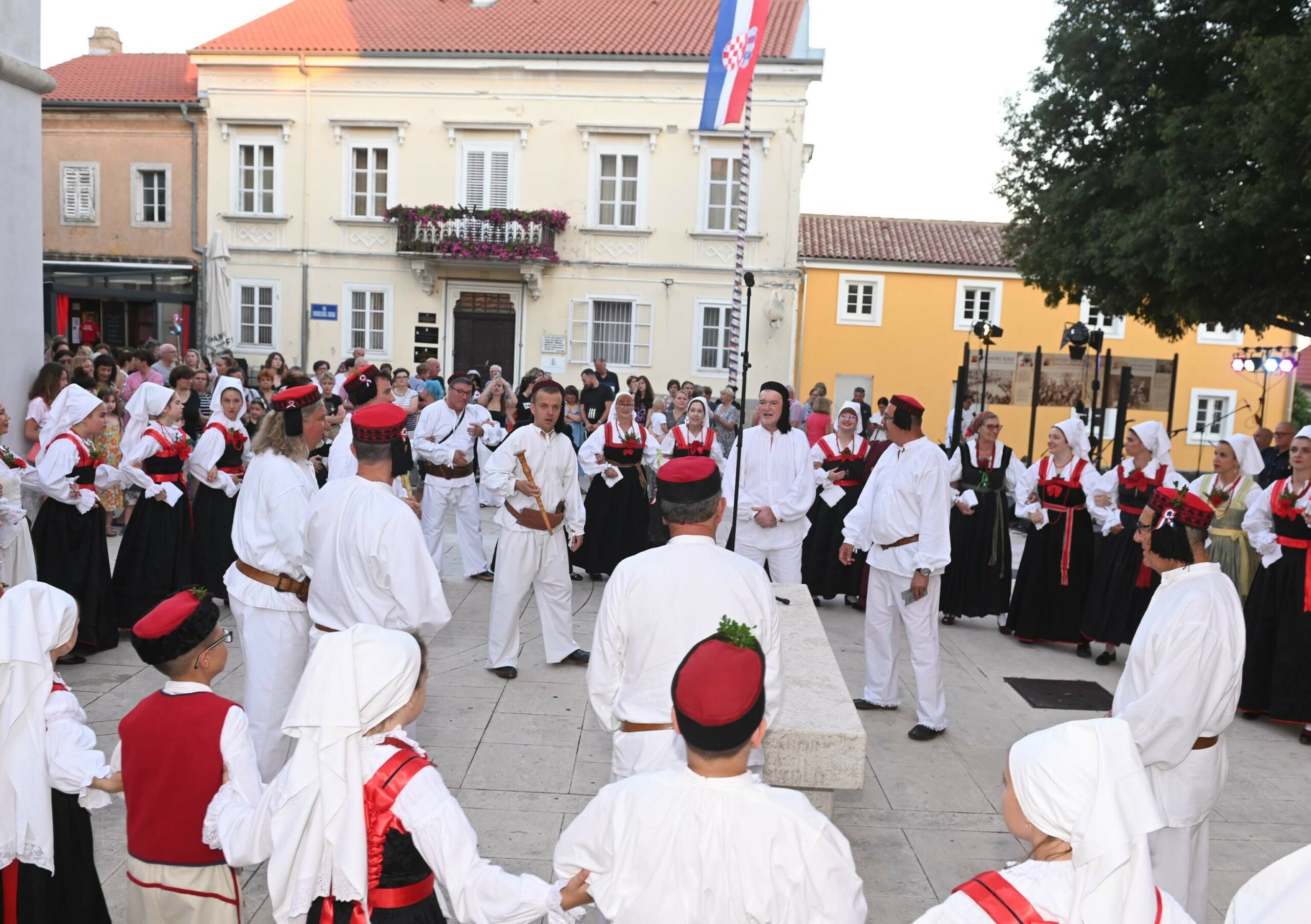 Novljansko kolo sastavni je dio Novljanskog mesopusta / Foto: Arhiva NL