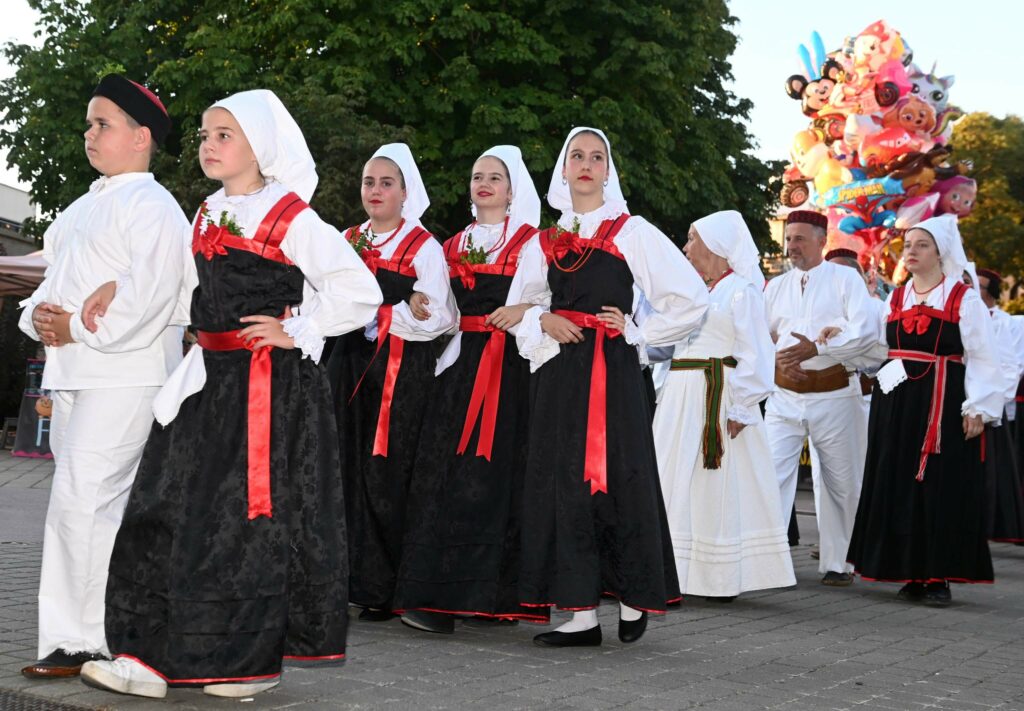 Mještani odjeveni u novljanske narodne nošnje proći će Korzom hrvatskih branitelja - Mesopusna nostalgija / Foto: Arhiva NL / Marko Gracin