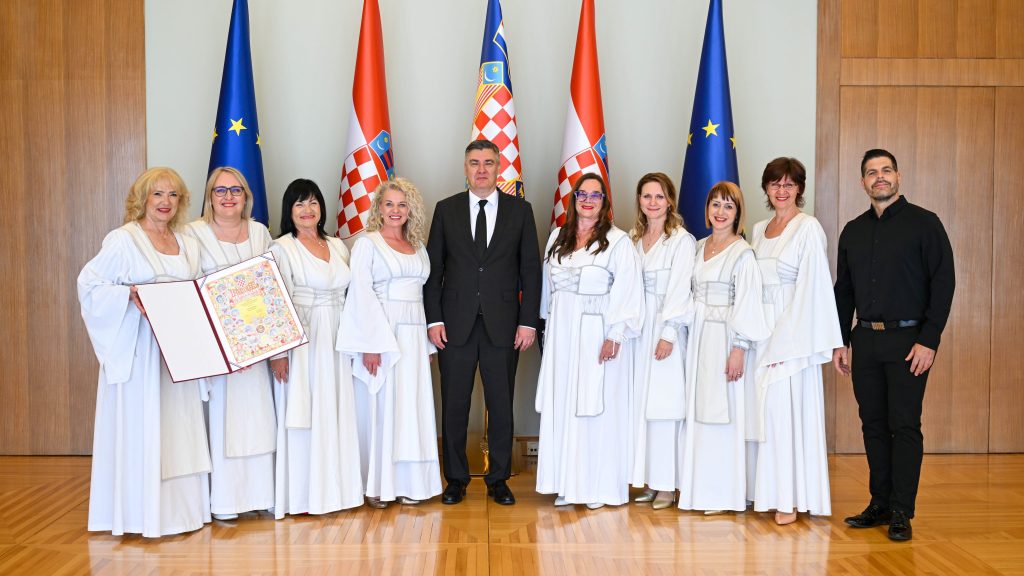Klapa Luka s predsjednikom Zoranom Milanovićem / Foto Ured predsjednika