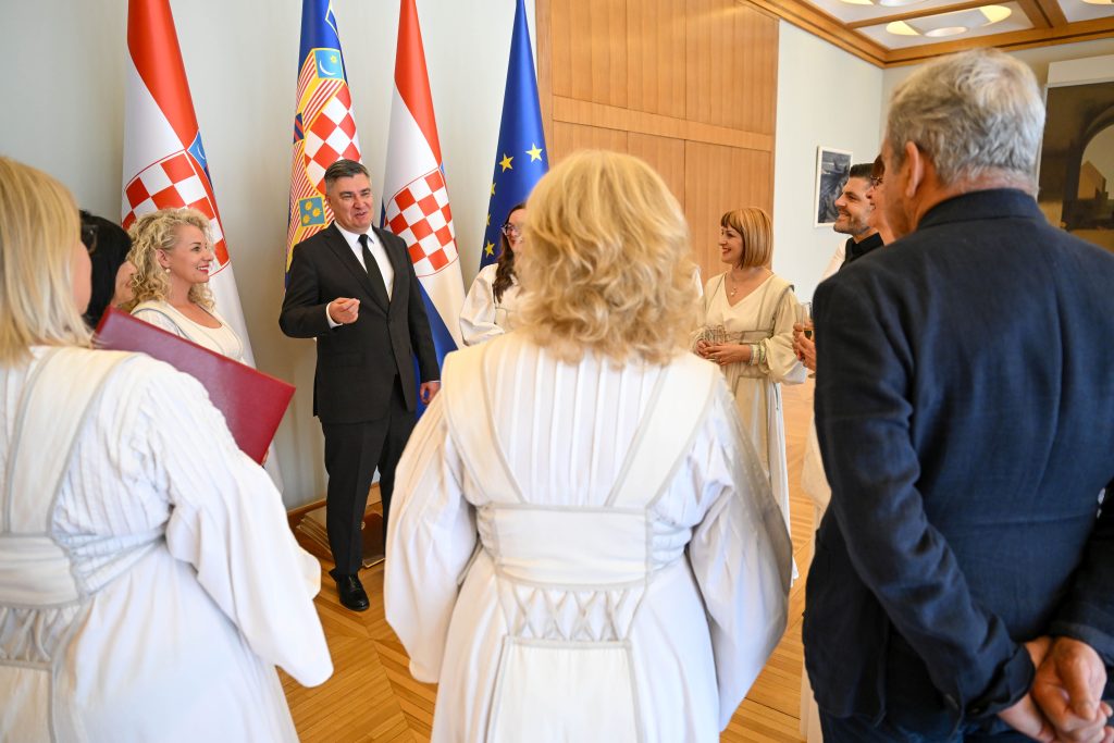 Klapa Luka s predsjednikom Zoranom Milanovićem / Foto Ured predsjednika