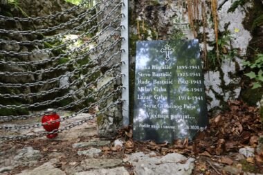 Jadovno - Motiv s prošlogodišnje komemoracije Srpskog narodnog vijeca (SNV), jednoj od lokacija bivšeg ustaškog koncentracijskog logora iz sustava Gospić - Jadovno - Pag, gdje su tijekom ljeta 1941. godine ubijane uglavnom osobe srpske i židovske nacionalnosti / Foto: Šime Zelić / PIXSELL