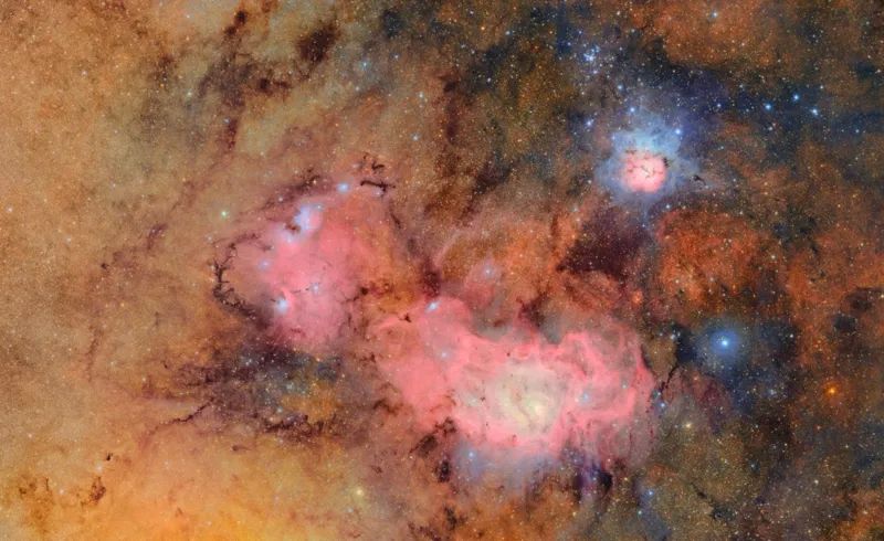 Prva slika koju je objavio opservatorij Vera Rubin prikazuje maglice Trifid i Laguna u zapanjujućim detaljima / Foto NSF-DOE Vera C. Rubin Observatory