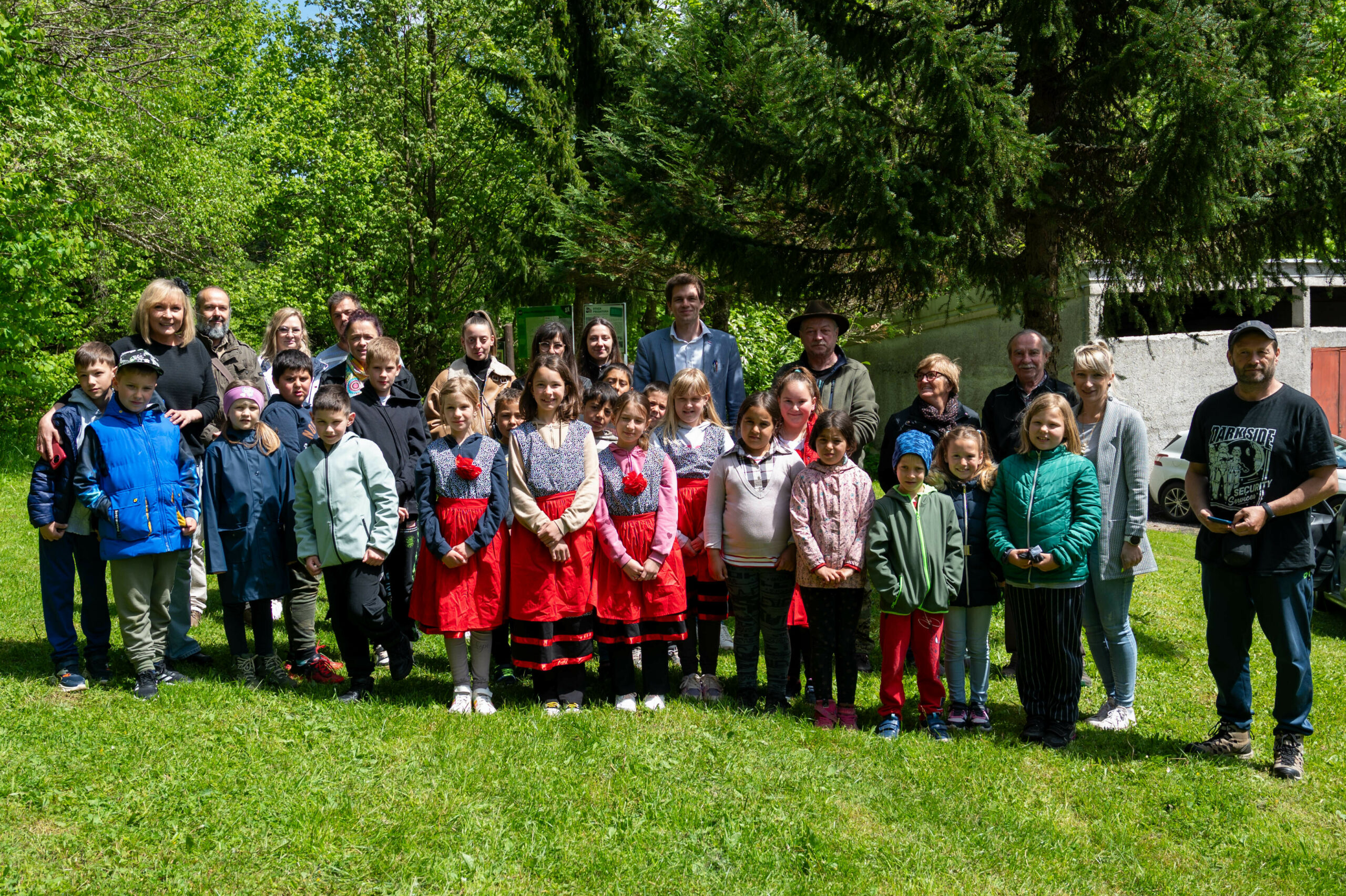 Prvi šetači obnovljenom stazom / Foto: Ana Križanec