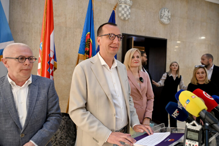 PRIMOPREDAJA VLASTI, GRAD RIJEKA, IVA RINČIĆ, GRADONAČELNICA, MARKO FILIPOVIĆ SNIMIO: VEDRAN KARUZA