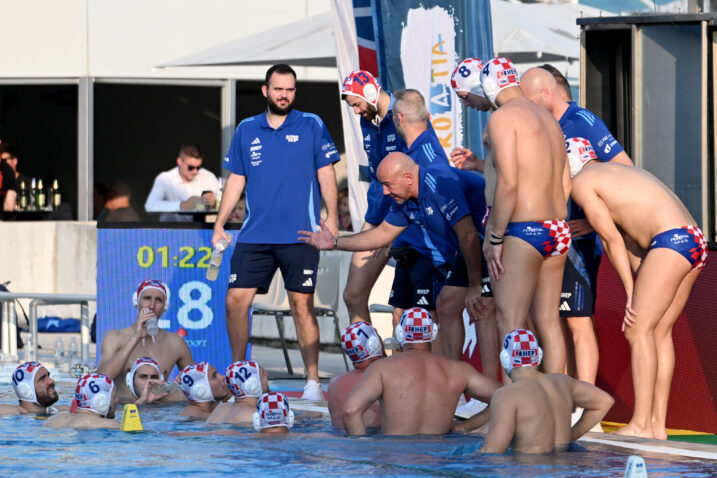 OPTIMIZAM S POKRIĆEM - Hrvatski vaterpolisti s trenerom Ivicom Tuckom tijekom priprema na Kantridi/Foto V. KARUZA