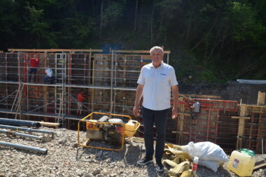 Dražen Mufić kraj budućeg uređaja za pročišćavanje / Snimio: M. Krmpotić