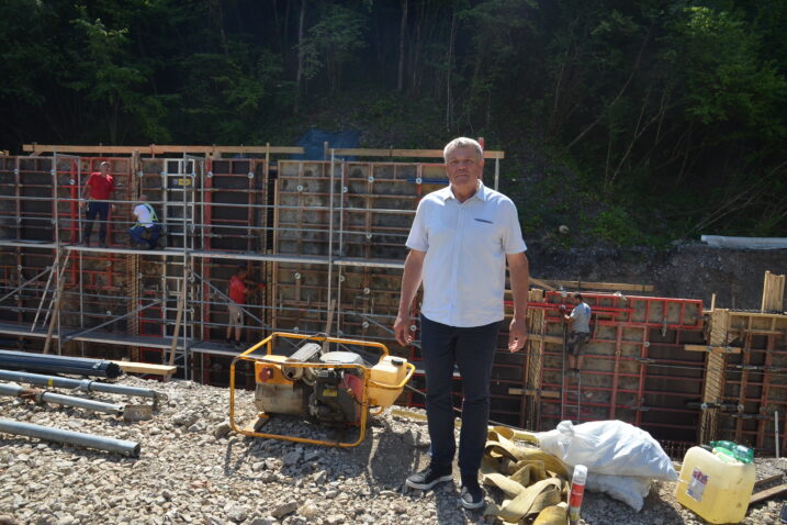 Dražen Mufić kraj budućeg uređaja za pročišćavanje / Snimio: M. Krmpotić