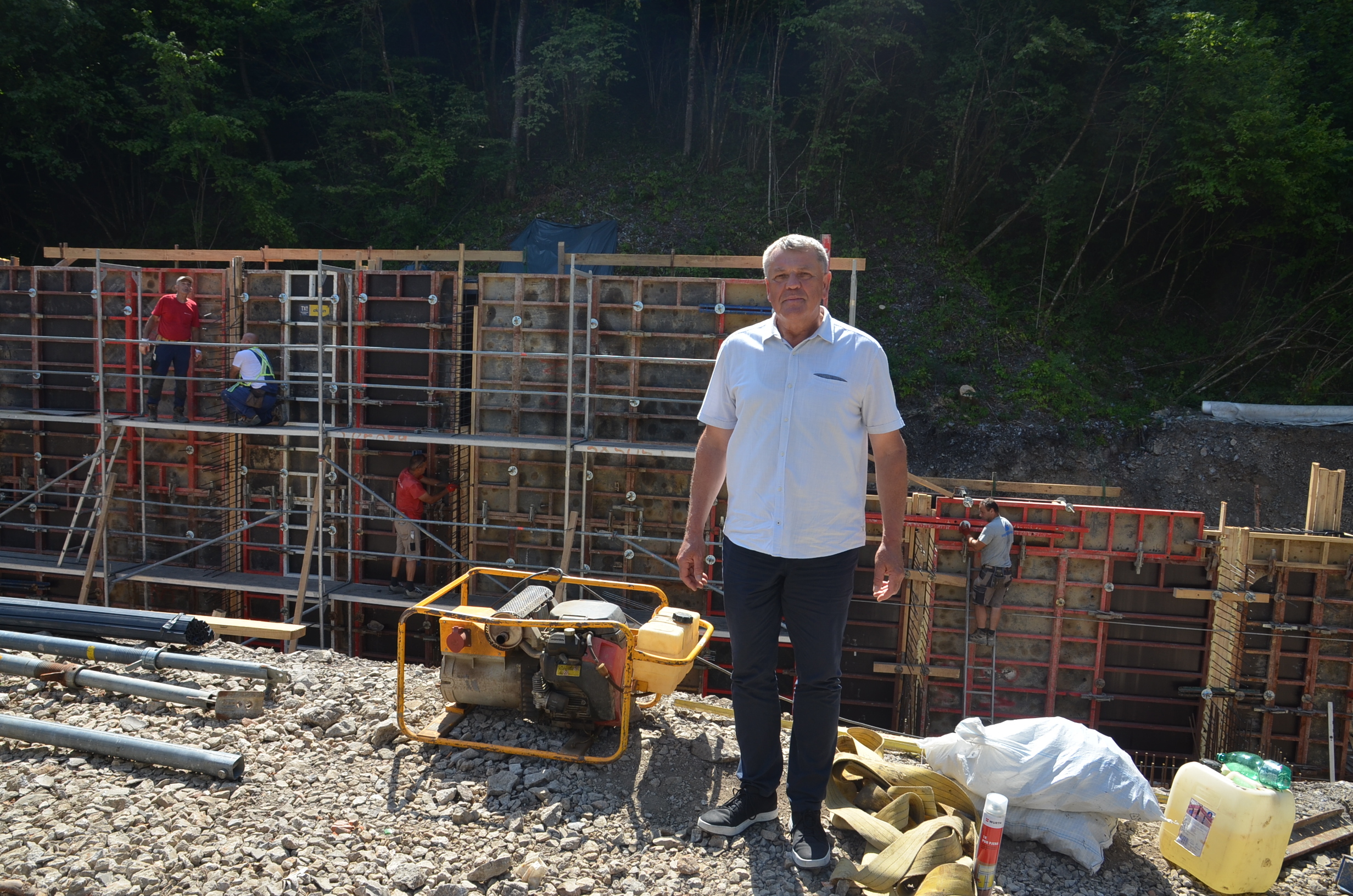 Dražen Mufić kraj budućeg uređaja za pročišćavanje / Snimio: M. Krmpotić