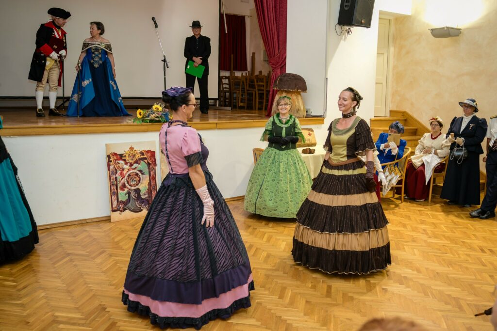 Prekrasne haljine iz doba Marije Terezije / Foto: TIC Mrkopalj