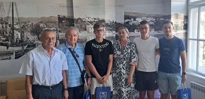 Jakovarski boćari s pročelnicom Martinom Tomašić Smoljan / Foto GRAD CRIKVENICA