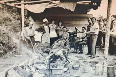 Rupa 1977. - s prikupljenim sredstvimaa asfaltiralo se selo / Foto Mjesni odbor Rupa
