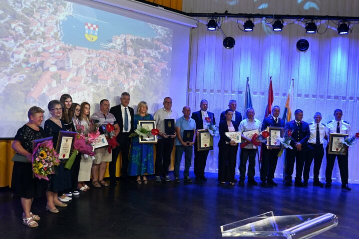 Bakarski gradonačelnik Tomislav Klarić i predsjednik Gradskog vijeća Milan Rončević s nagrađenima / Foto: Marko GRACIN