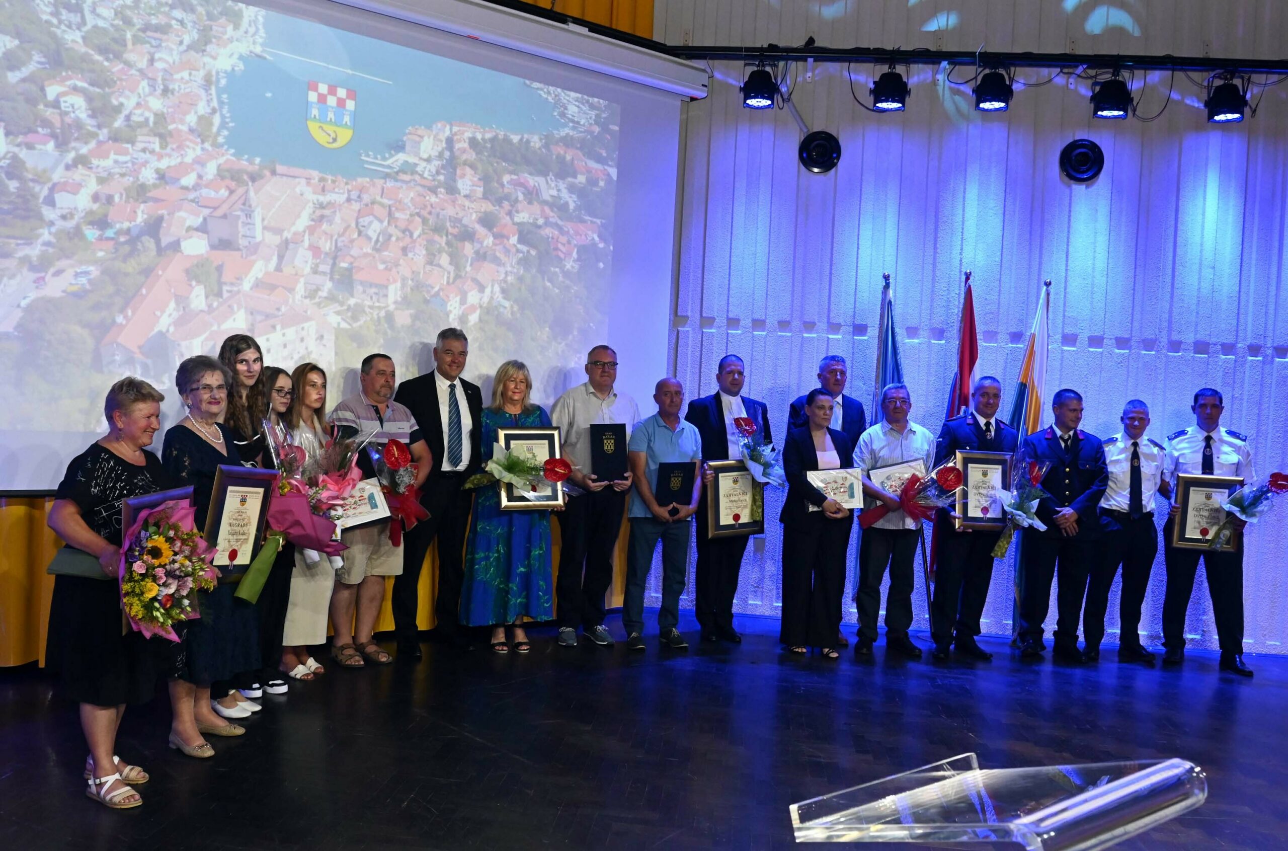 Bakarski gradonačelnik Tomislav Klarić i predsjednik Gradskog vijeća Milan Rončević s nagrađenima ​/ Foto: Marko GRACIN