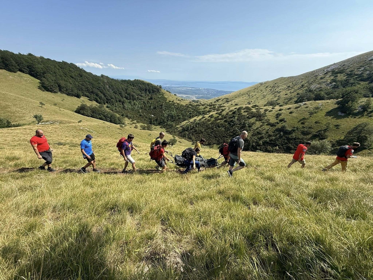 Pripadnici HGSS-a su tijelo nesretnog planinara nosili na nosilima do doma na Hahliću / Foto HGSS