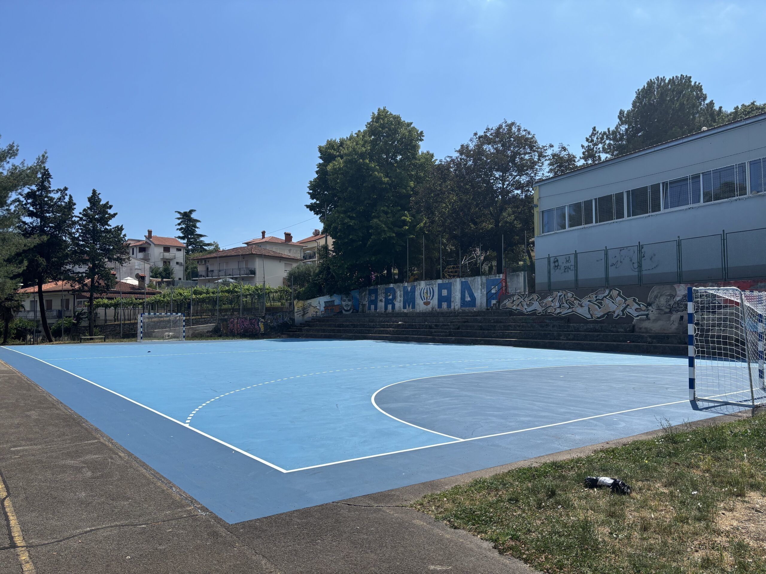 Nova akrilna podloga na školskom igralištu / Snimio: David KURTI