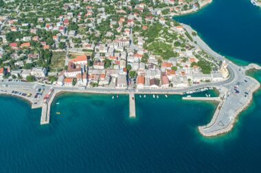 Kupališni raj - Karlobag iz zraka pokazuje ono što je jasno i na kopnu / Foto: M. Smolčić