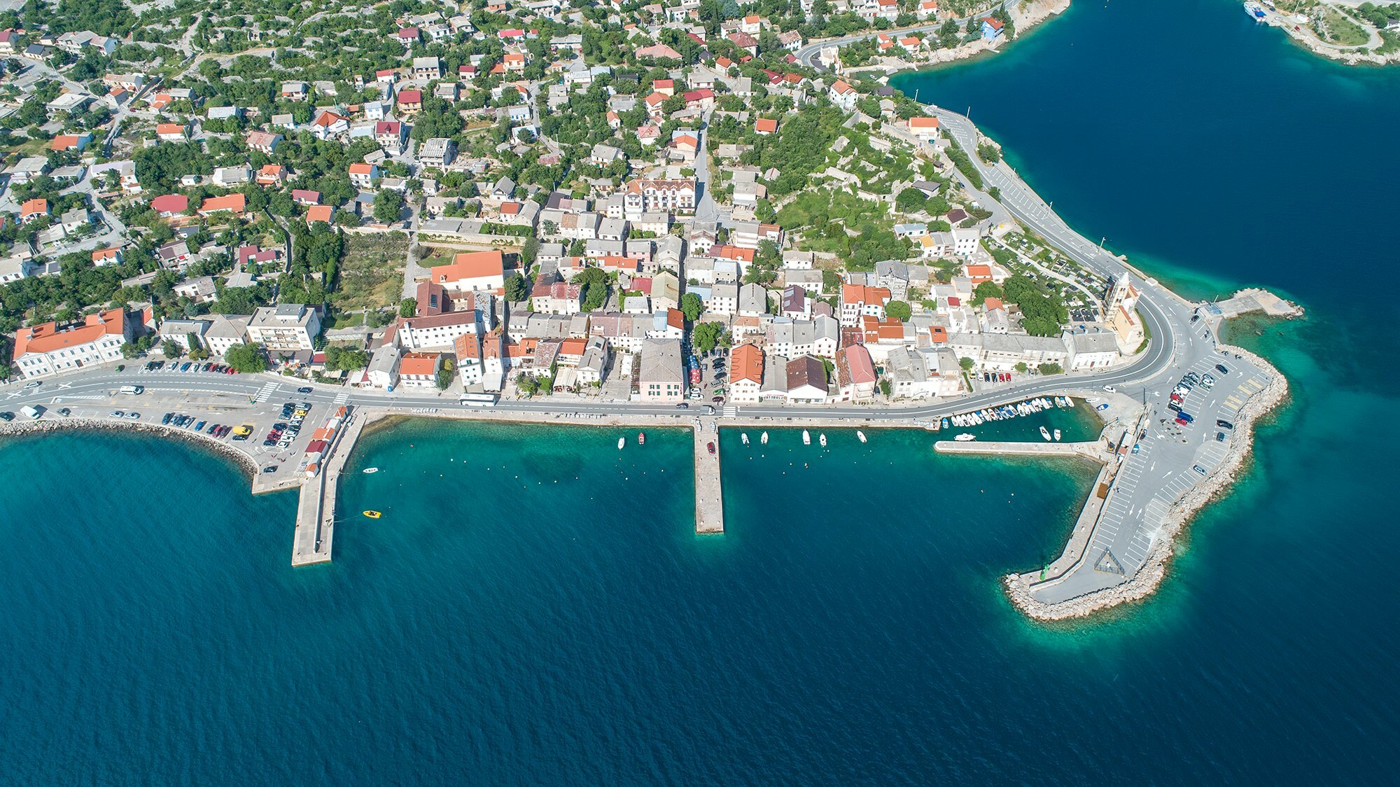 Kupališni raj - Karlobag iz zraka pokazuje ono što je jasno i na kopnu / Foto: M. Smolčić