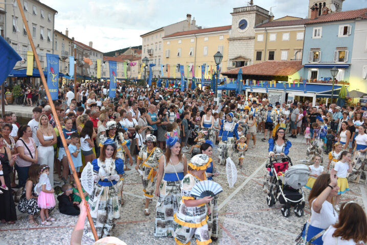 FOTO Creski karneval na otok domamio maškare iz svih krajeva. Jubilarac rasplesao cijeli grad