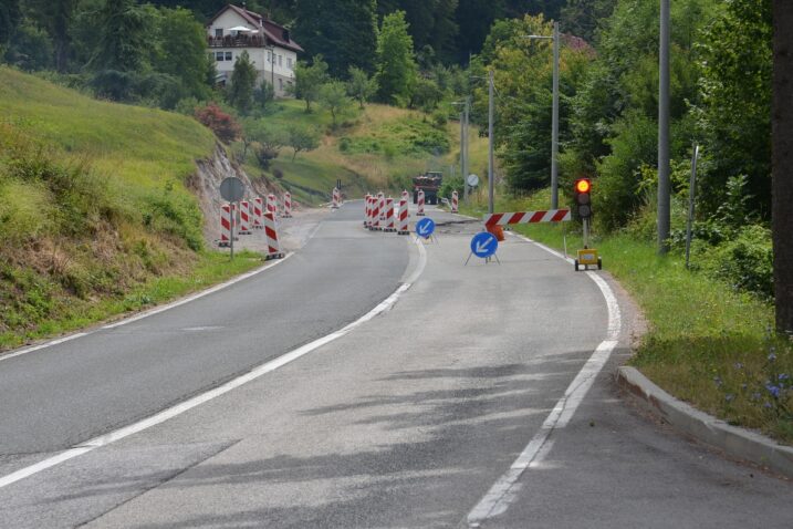 Dio prometnice na izlasku iz Skrada u sve je težem stanju / Foto Marinko Krmpotić
