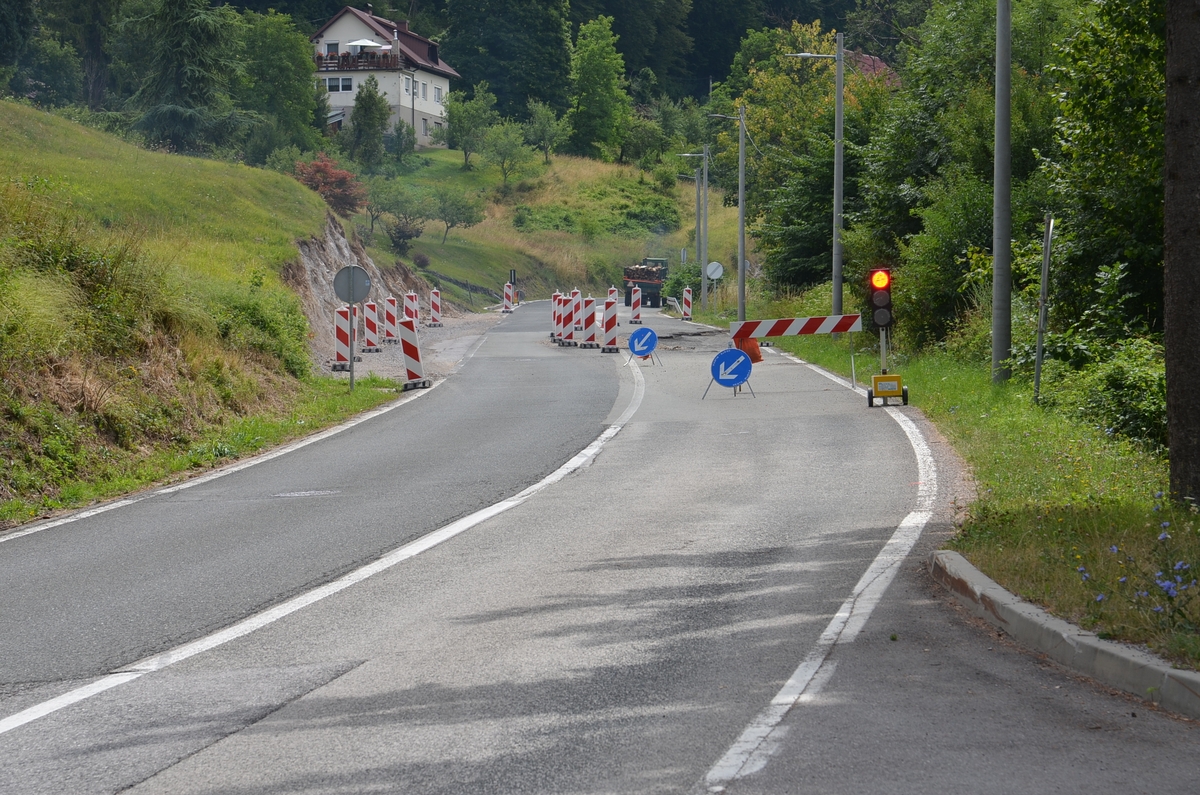 Dio prometnice na izlasku iz Skrada u sve je težem stanju / Foto Marinko Krmpotić