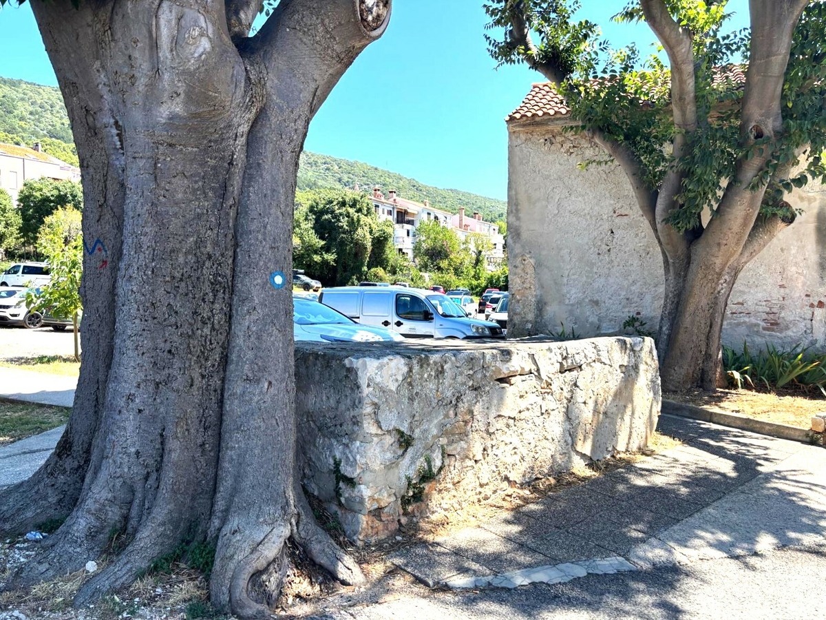 U planu je popravak pocivalića u Jadranskoj obali / Foto Walter Salković