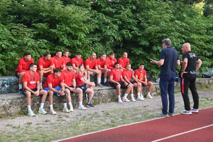 UVODNA RIJEČ - Željko Jovanović i trener Mladen Prskalo s igračima Zameta/Foto N. BLAGOJEVIĆ