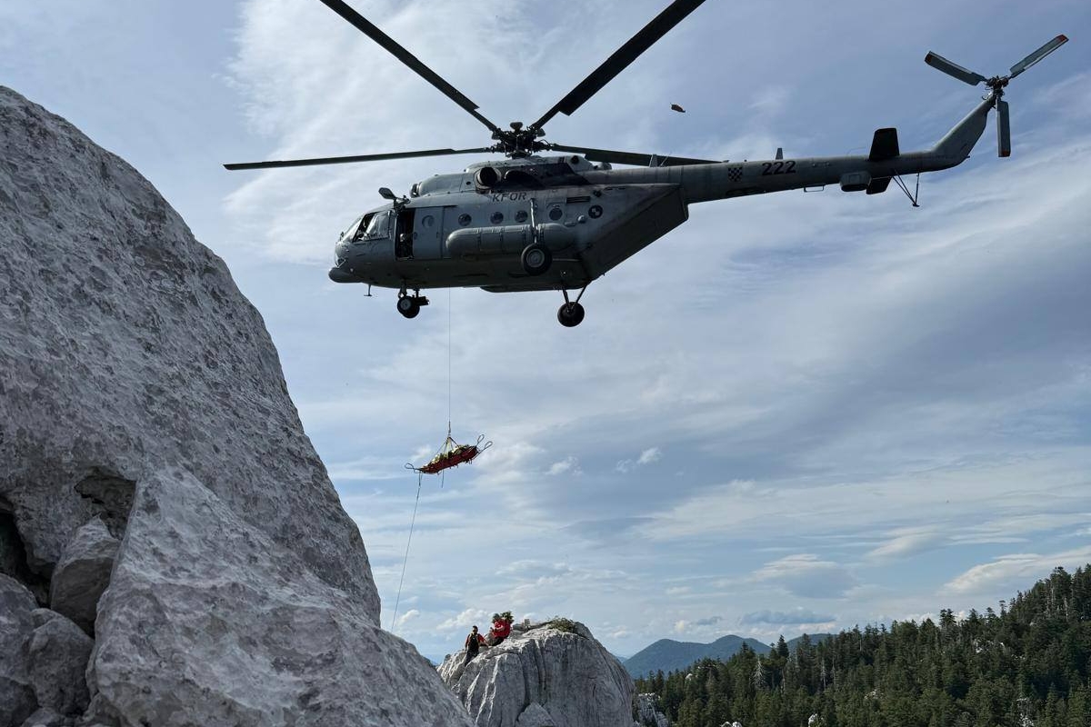 Helikopter Hrvatskog ratnog zrakoplovstva i HGSS u akciji spašavanja unesrećene osobe na Samarskim stijenama / Foto HGSS