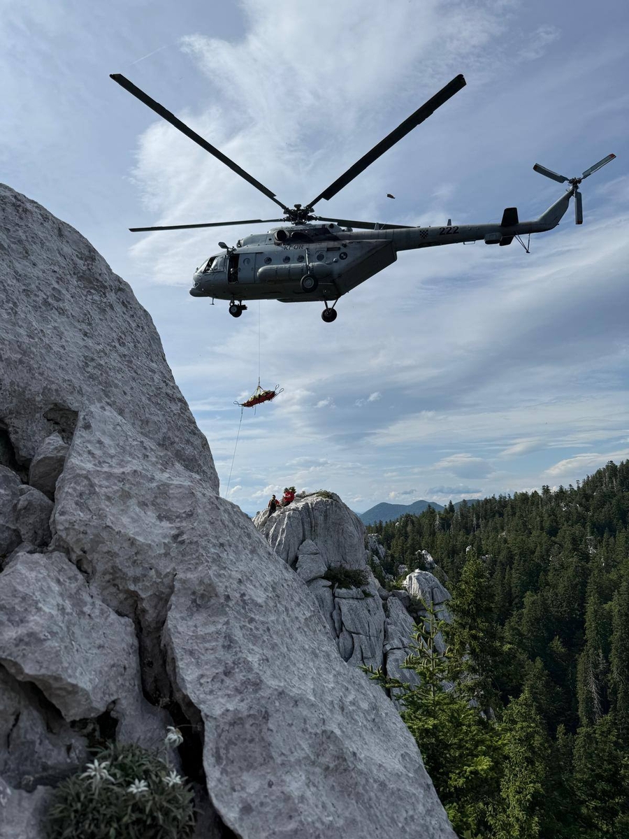 Helikopter Hrvatskog ratnog zrakoplovstva i HGSS u akciji spašavanja unesrećene osobe na Samarskim stijenama / Foto HGSS