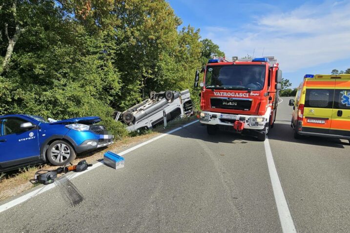 FOTO Vatrogasci na Krku izvlačili osobu iz smrskanog vozila. Auti sletjeli na cesti između Krka i Malinske