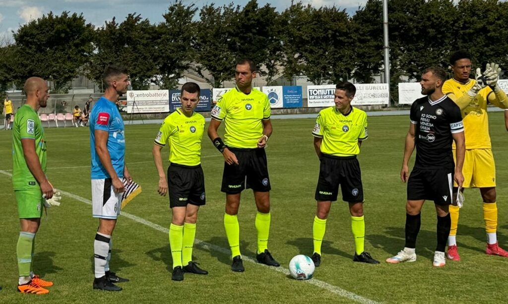 Kapetani Opatije Antonio Pejanović i Udinesesa Jesper Karlstrom sa sucima uoči početka utakmice u Fagagni