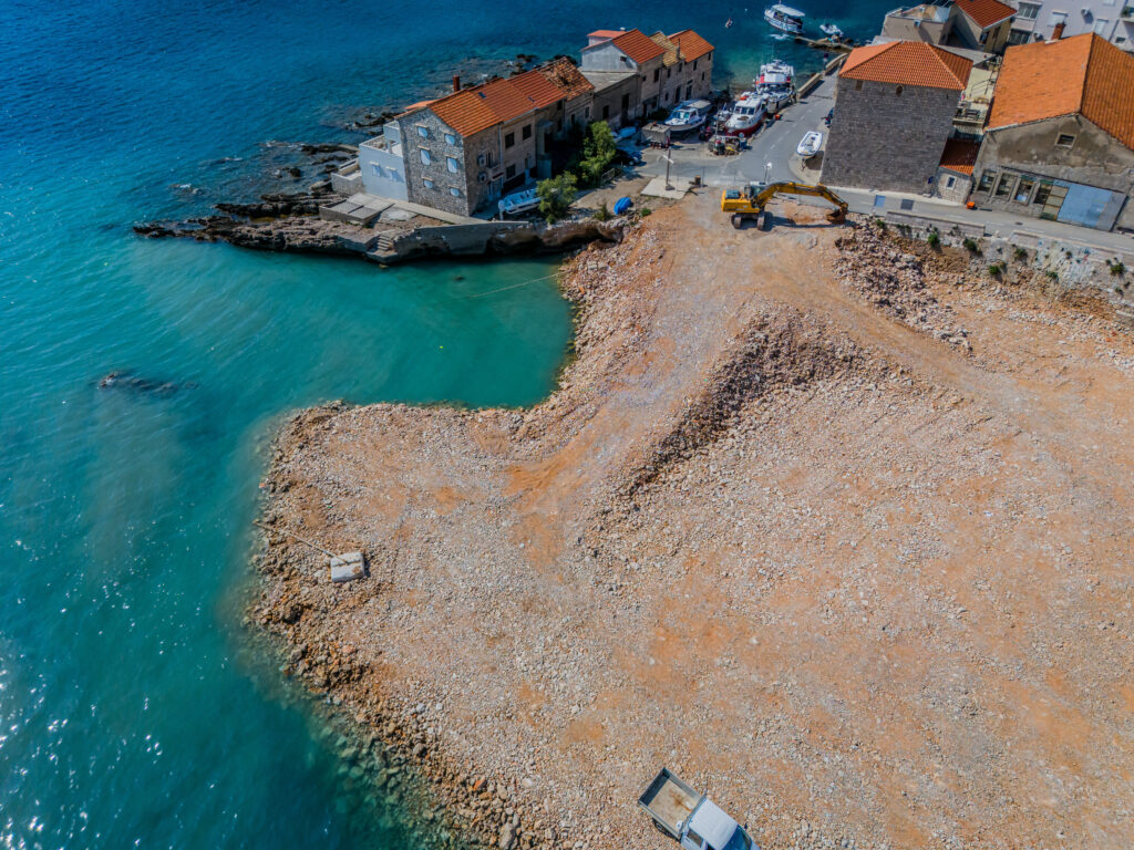Komiža - Izgradnja ribarske luke u Komiži prati mnoštvo optužbi za devastaciju okoliša zbog nekontroliranog nasipavanja / Foto: Zvonimir Barišin/PIXSELL