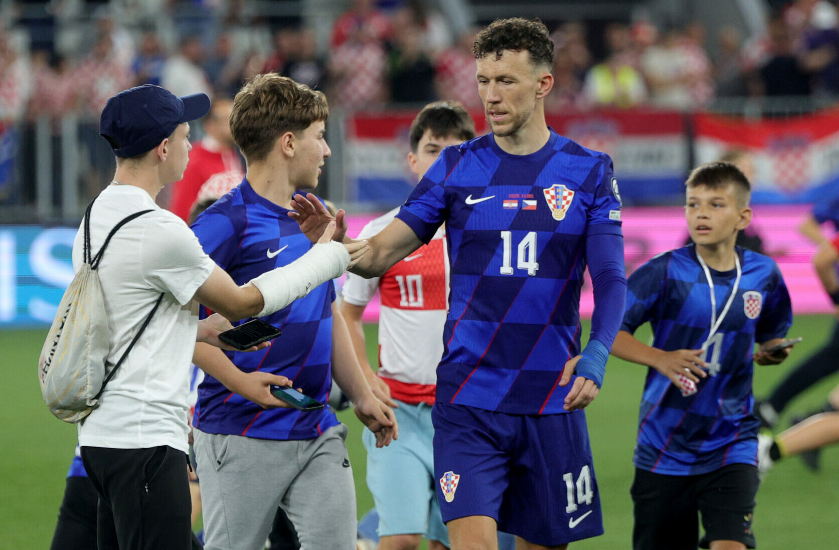 Ivan Perišić s klincima u Osijeku/Foto PIXSELL