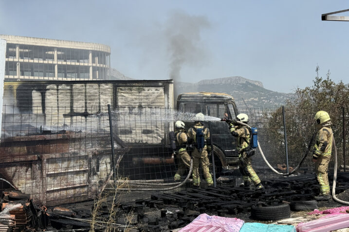 Požar u splitskom naselju / Foto: Ivo Cagalj/PIXSELL