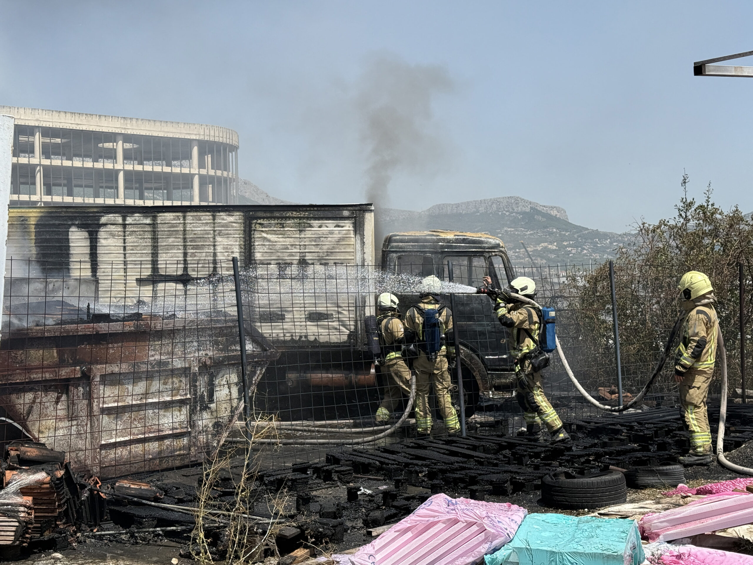Požar u splitskom naselju / Foto: Ivo Cagalj/PIXSELL