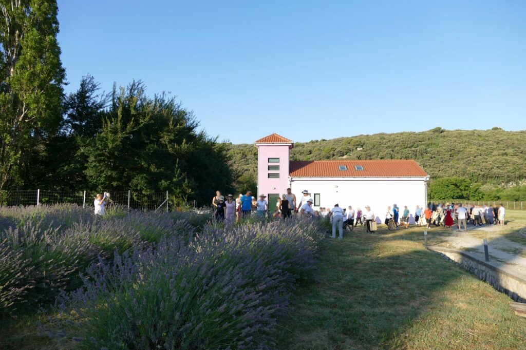 Zgrada električne centrale pretvorena je u kuću lavande / Foto: INSULA