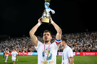 NAJDRAŽA NOGOMETNA USPOMENA - Martin Zlomislić s peharom prvaka Hrvatske/Foto A. KRIŽANEC