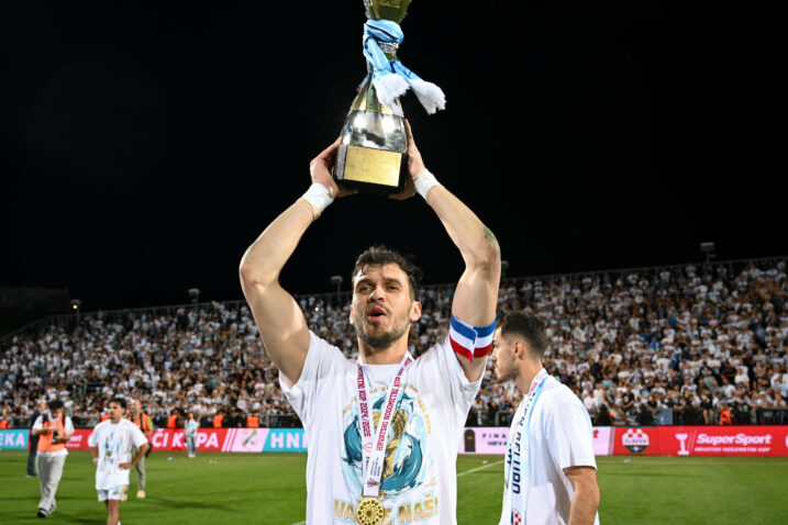NAJDRAŽA NOGOMETNA USPOMENA - Martin Zlomislić s peharom prvaka Hrvatske/Foto A. KRIŽANEC