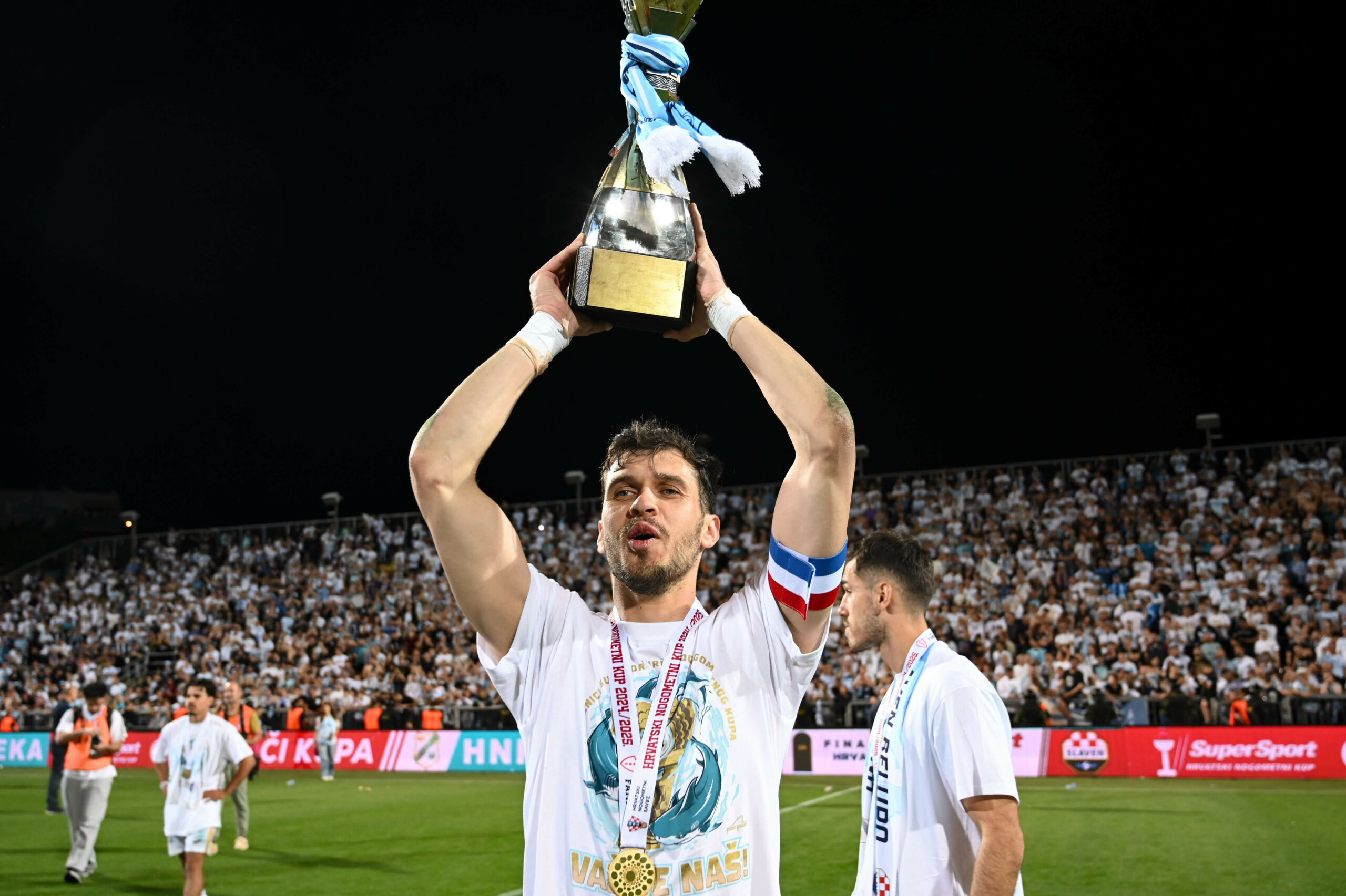 NAJDRAŽA NOGOMETNA USPOMENA - Martin Zlomislić s peharom prvaka Hrvatske/Foto A. KRIŽANEC