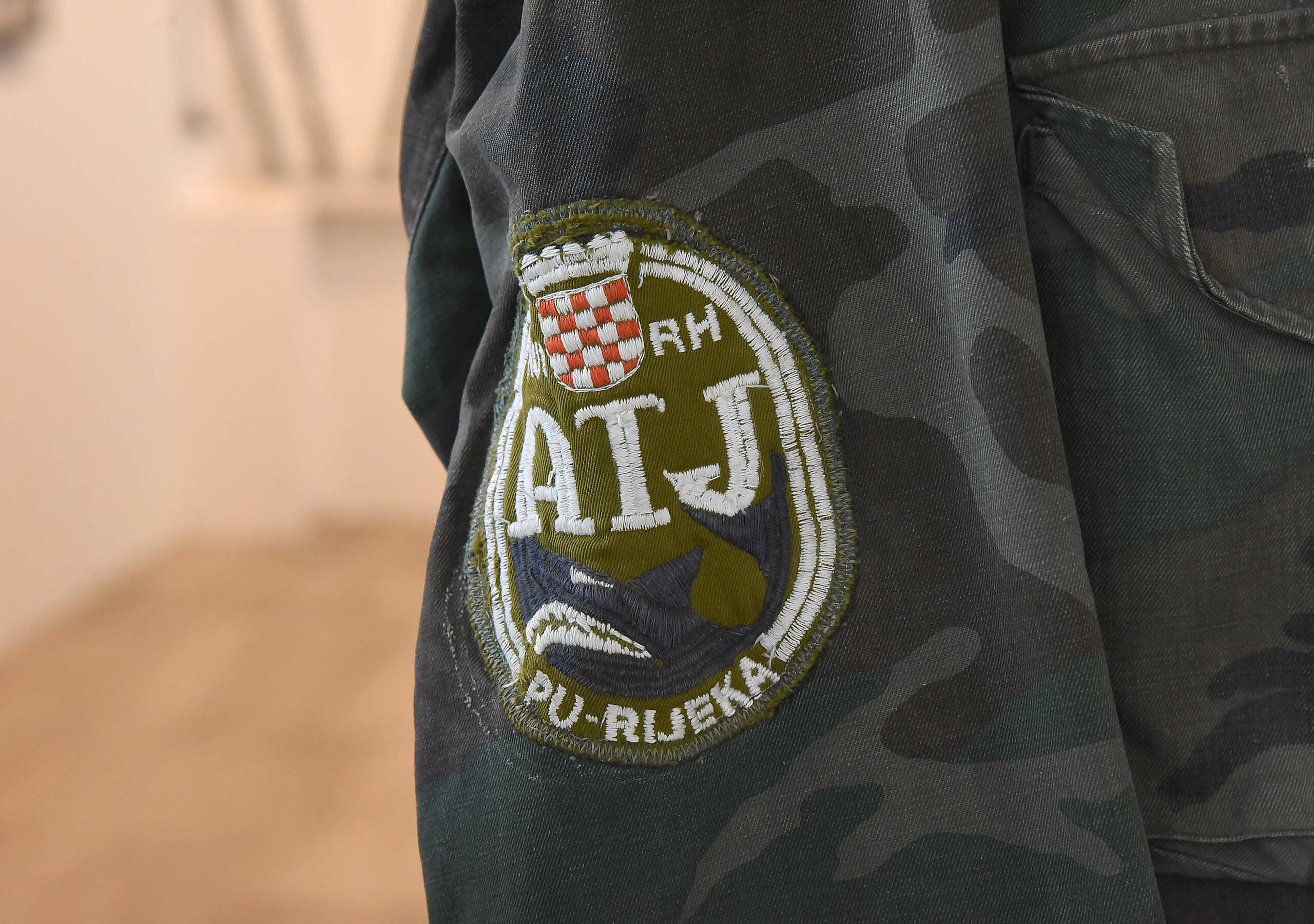 Odora s oznakom ATJ, riječke policije / Snimio: Sergej DRECHSLER