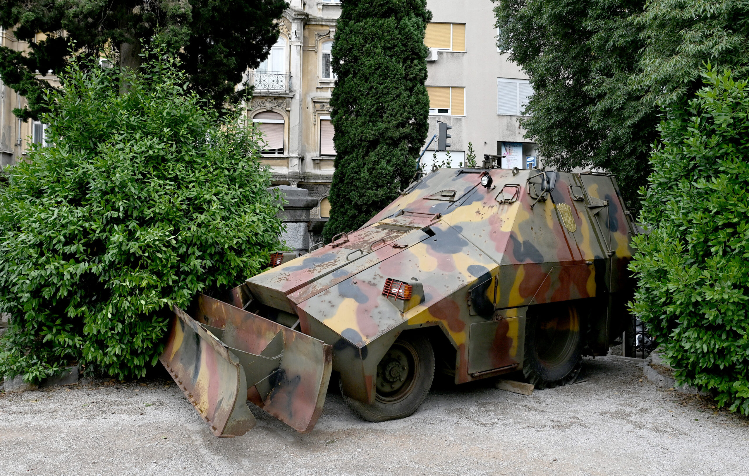 Tvornica Torpedo u rujnu 1991. počela je s proizvodnjom prvog lakog oklopnog vozila Straško